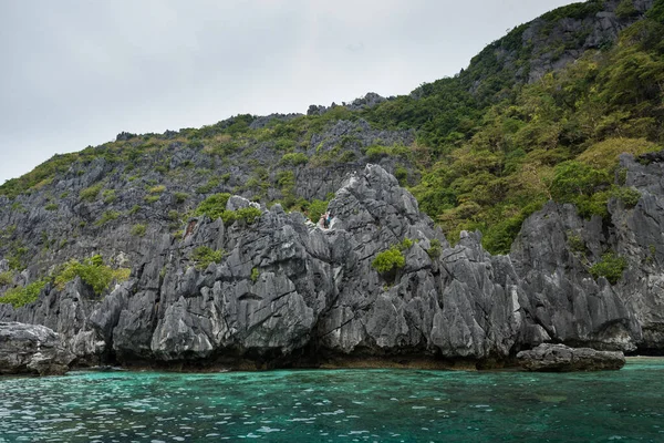 巴拉旺岩石和海水 菲律宾El Nido — 图库照片