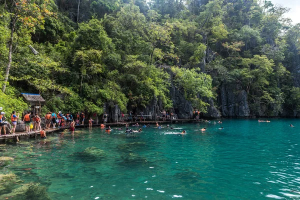 Coron Philippines Styczeń 2018 Jezioro Kayangan Wyspie Coron Ludzie Pływają — Zdjęcie stockowe