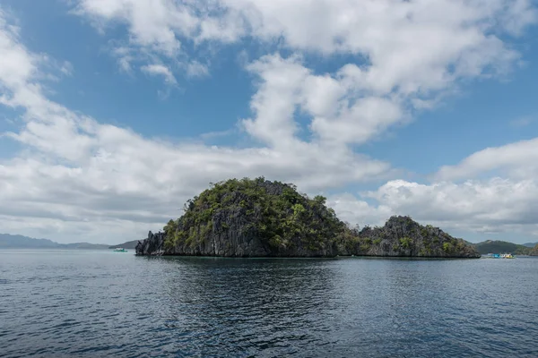 Malwawey Coral Garden Coron Palawan Philippines Гора Море Задньому Плані — стокове фото
