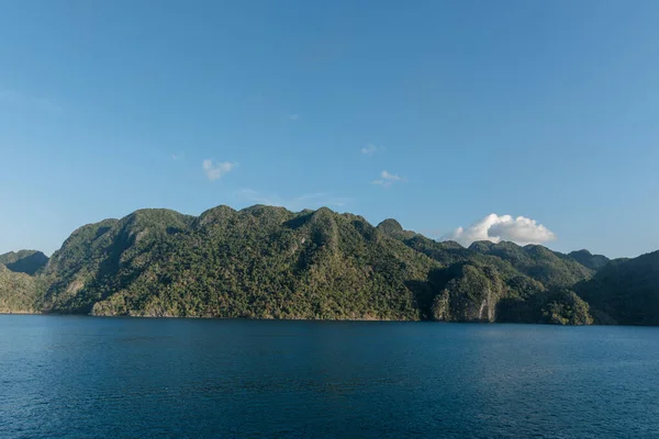 Arka Planda Koron Adası Okyanus Suyu Var Dağlar Mavi Gökyüzü — Stok fotoğraf