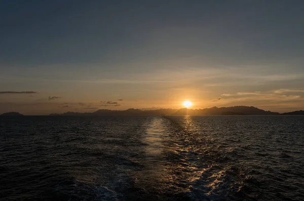 Gün Batımı Zamanı Filipinler Okyanus Arka Planda Dağlar Peyzaj Fotoğrafı — Stok fotoğraf