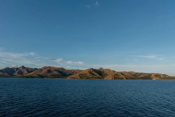 Pulau Coron Dan Air Laut Latar Belakang Gunung Dan Langit — Stok Foto