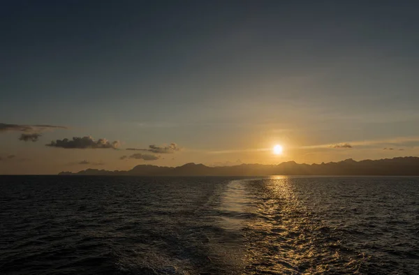 Gün Batımı Zamanı Filipinler Okyanus Arka Planda Dağlar Peyzaj Fotoğrafı — Stok fotoğraf