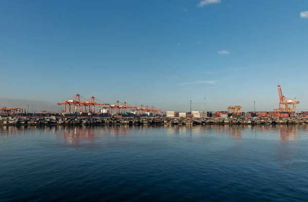 马尼拉 菲律宾 2018年2月2日 马尼拉港繁忙的入口 背景中的鹤和海岸 — 图库照片