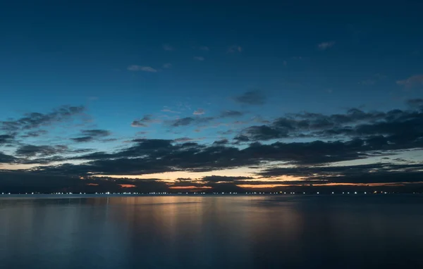 Νυχτερινός Ουρανός Στη Μανίλα Φιλιππίνες Ωκεανό Νερό Και Συννεφιά Ουρανό — Φωτογραφία Αρχείου