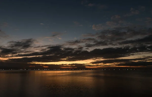 Νυχτερινός Ουρανός Στη Μανίλα Φιλιππίνες Ωκεανό Νερό Και Συννεφιά Ουρανό — Φωτογραφία Αρχείου