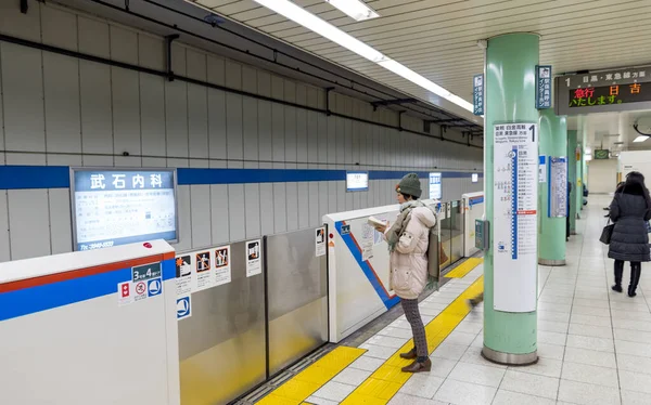 Tokyo Japan Februarie 2018 Metroul Din Tokyo Oamenii Așteaptă Trenul — Fotografie, imagine de stoc
