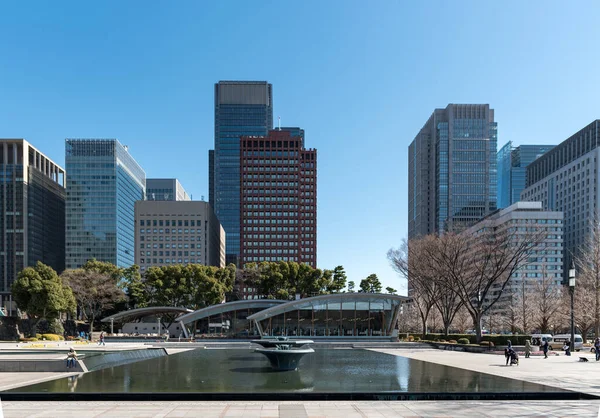 2018年2月18日 公園や超高層ビルを背景にした東京の街並み 真っ青な空 — ストック写真