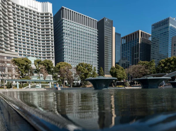 2018年2月18日 公園や超高層ビルを背景にした東京の街並み 手前の澄んだ青い空と噴水 — ストック写真