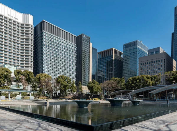 2018年2月18日 公園や超高層ビルを背景にした東京の街並み クリアブルースカイ — ストック写真