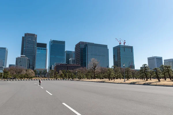 背景は東京シティ 前景は道路と空のスクレーパーとクリアブルースカイ 院宮に近い — ストック写真