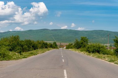 Bulgaristan 'da Boş Yol. Arkaplanda Dağlar