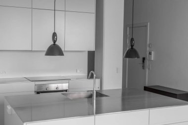 İçi masa, lavabo ve musluk dolu mutfak..