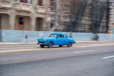 HAVANA, CUBA - 20 Ekim 2017: Havana Eski Şehir ve Eski Taksi Aracı ile Malecon Bölgesi. Küba. Döndürme.