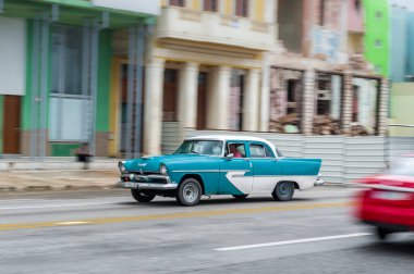 HAVANA, CUBA - 21 Ekim 2017: Havana, Küba 'daki eski araba. Pannnig. Retro Araç genellikle yerel halk ve turistler için bir taksi olarak kullanılır. Mavi Renk