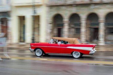 HAVANA, CUBA - 21 Ekim 2017: Havana, Küba 'daki eski araba. Pannnig. Retro Araç genellikle yerel halk ve turistler için bir taksi olarak kullanılır. Kırmızı Renk