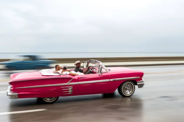 哈瓦那 2017年10月21日 古巴哈瓦那的老爷车 Pannnig 复古车辆通常用作当地居民和游客的出租车 加勒比海背景 红颜色 — 图库照片