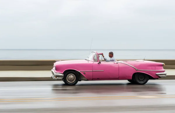 哈瓦那 2017年10月21日 古巴哈瓦那的老爷车 Pannnig 复古车辆通常用作当地居民和游客的出租车 加勒比海背景 粉红色的颜色 — 图库照片