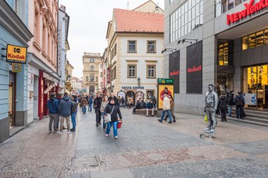 PRAG, CZECH - 10 Mart 2016: Prag Downtown and Local People with Old Mimari Buildings. Sokak Sanatçısı