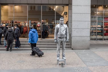 PRAG, CZECH - 10 Mart 2016: Prag Şehir Merkezi ve Sokak Sanatçısı