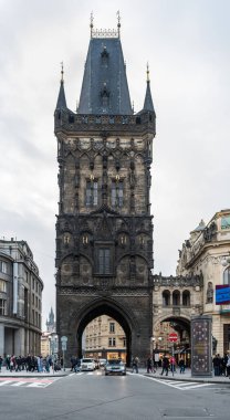 PRAG, CZECH - 10 Mart 2016: Çek Cumhuriyeti 'nin Prag kentindeki Toz Kulesi veya Barut Kapısı.