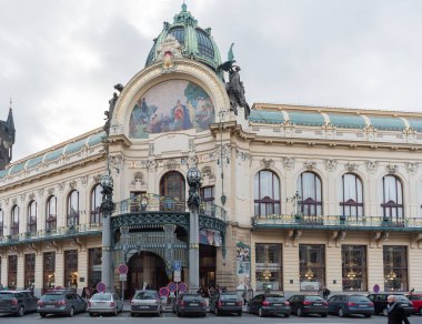 PRAG, CZECH - 10 Mart 2016: Prag 'daki Kavarna Obecni dum Palace. Prag 'ın zengin belediye binasındaki muhteşem kafe.