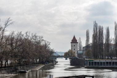 PRAG, CZECH - 11 Mart 2016: Prag, Çek Cumhuriyeti 'nde River Vltave. Kule