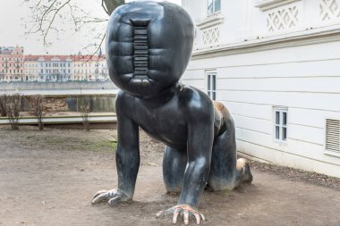 PRAG, CZECH - 11 Mart 2016: Çek Cumhuriyeti Prag 'da Vltave Nehri' nin Sanat Performansı.