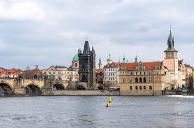 PRAG, CZECH - 11 Mart 2016: Prag, Çek Cumhuriyeti 'nde River Vltave. Charles Köprüsü ve Arka plandaki Eski Şehir Su Kulesi