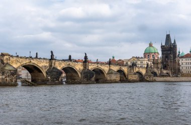 PRAG, CZECH - 11 Mart 2016: Prag, Çek Cumhuriyeti 'nde River Vltave. Charles Köprüsü ve Arka plandaki Eski Şehir Su Kulesi