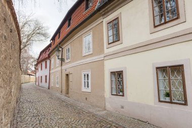 PRAG, CZECH - 11 Mart 2016: Prag, Çek Cumhuriyeti 'nde Eski ve Eşsiz Mimarlık. Novy Svet Caddesi