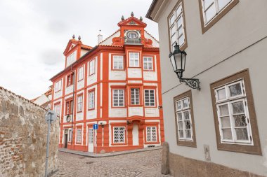 PRAG, CZECH - 11 Mart 2016: Prag, Çek Cumhuriyeti 'nde Eski ve Eşsiz Renkli Mimarlık. Novy Svet Caddesi