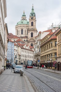 PRAG, CZECH - 11 Mart 2016: Prag 'da Tramvay Aksiyonu ile Eski Şehir. Arka planda Aziz Niklas Kilisesi