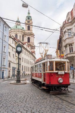 PRAG, CZECH - 11 Mart 2016: Prag 'da eski tramvaylı eski kasaba. Arka planda Aziz Niklas Kilisesi