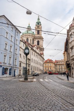 PRAG, CZECH - 11 Mart 2016: Prag 'da eski tramvaylı eski kasaba. Arka planda Aziz Niklas Kilisesi