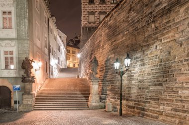 PRAG, CZECH - 12 Mart 2016: Prag Kalesi 'nin Gece ve Merdivenleri. Uzun Pozlandırma