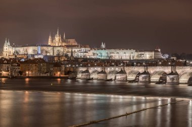 PRAG, CZECH - Gece ve Vltave nehri, Prag Kalesi, St. Vitus Katedrali, Saray ve Kilise. Uzun pozlama. Prag, Çekçe.