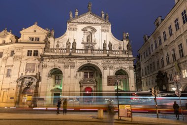 PRAG, CZECH - 12 Mart 2016: Kutsal Kurtarıcı ve Tramvay Kilisesi. Uzun pozlama, Prag, Çek. Gece Fotoğraf Çekimi.