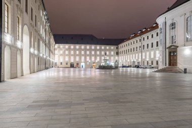 PRAG, CZECH - 13 Mart 2016: Gece Prag Şatosu. Uzun pozlama. Prag, Çekçe.