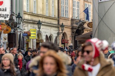 PRAG, CZECH - 14 Mart 2016: Prag Karlova Caddesi 'nde birçok Turist ve Yerel Halk. Çekçe.