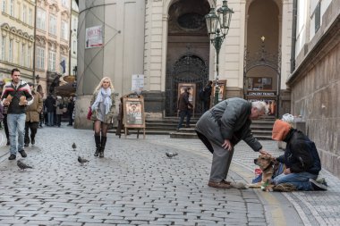 PRAG, CZECH - 14 Mart 2016: Prag Karlova Caddesi 'nde Evsiz İnsanlar. Çekçe.
