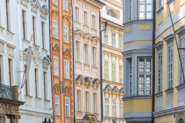 PRAG, CZECH - 14 Mart 2016: Prag 'da Açık Hava Binaları Renkli Mimarlık, Çek. Eski Şehir Meydanı.