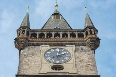 PRAG, CZECH - 14 Mart 2016: Prag Astronomik Saat Kulesi, Çek. Eski Şehir Meydanı.