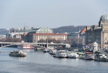 PRAG, CZECH - 14 Mart 2016: Vltava Nehri ve sahil şeridinde turist botu. Arkaplanda Şehir Manzarası