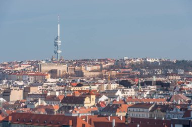 Arka planda TV Kulesi olan Prag Şehri