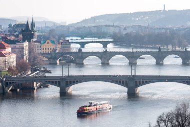 PRAG, CZECH - 14 Mart 2016: Prag, Charles Bridge, Karlov, Manesuv Most Bridge, Old Town Area. Vltava Nehri 'nde mavna