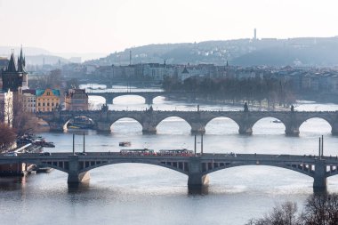 PRAG, CZECH - 14 Mart 2016: Prag, Charles Bridge, Karlov, Manesuv Most Bridge, Old Town Area. Tramvay Eylemde