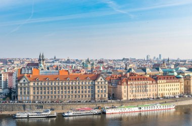 PRAG, CZECH - 14 Mart 2016: Prag, Çek Cumhuriyeti. Vltava Nehri ve mavna. Renkli Mimari.