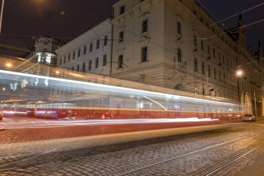 PRAG, CZECH - 15 Mart 2016: Prag 'da Eski Kasaba Mimarlık ve Tramvay Hareketi. Uzun pozlu Fotoğraf Çekimi.