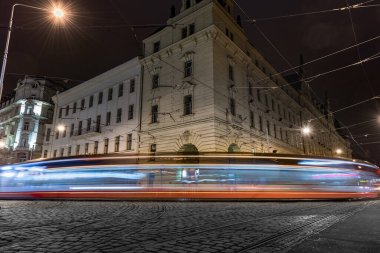 PRAG, CZECH - 15 Mart 2016: Prag 'da Eski Kasaba Mimarlık ve Tramvay Hareketi. Uzun pozlu Fotoğraf Çekimi.
